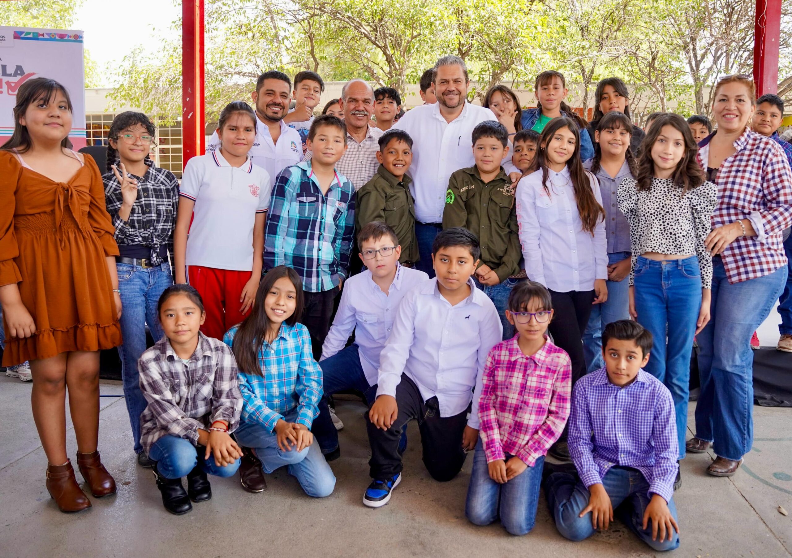 Entrega Tomás Gutiérrez apoyos a Escuela Federico Berrueto Ramón