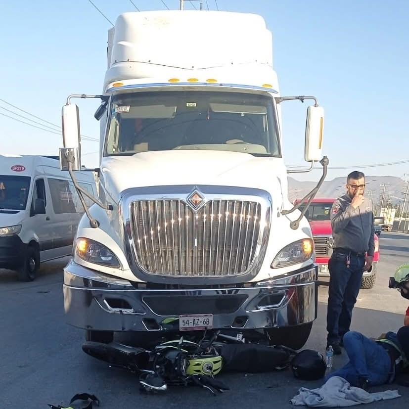 Motociclista resulta lesionado tras ser embestido por tráiler en Ramos Arizpe