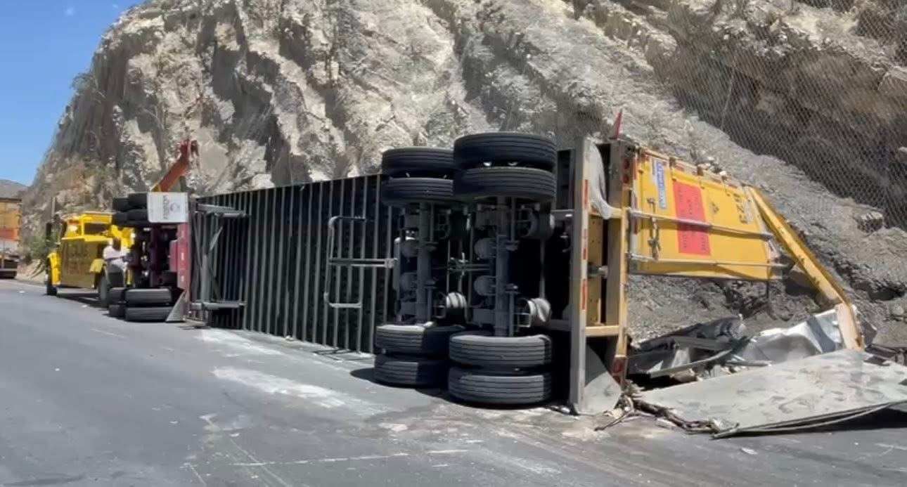 Volcadura de contenedor provoca caos vial en la carretera 57, en Arteaga