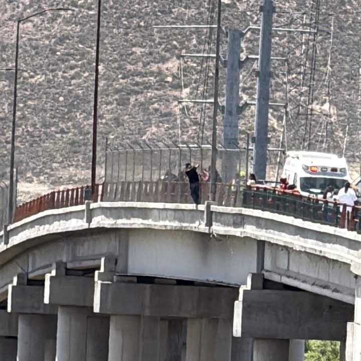 Hombre en situación vulnerable intenta lanzarse de puente en Ramos Arizpe