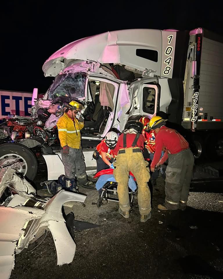 Choque entre tráileres deja un lesionado grave en la carretera Monterrey-Saltillo