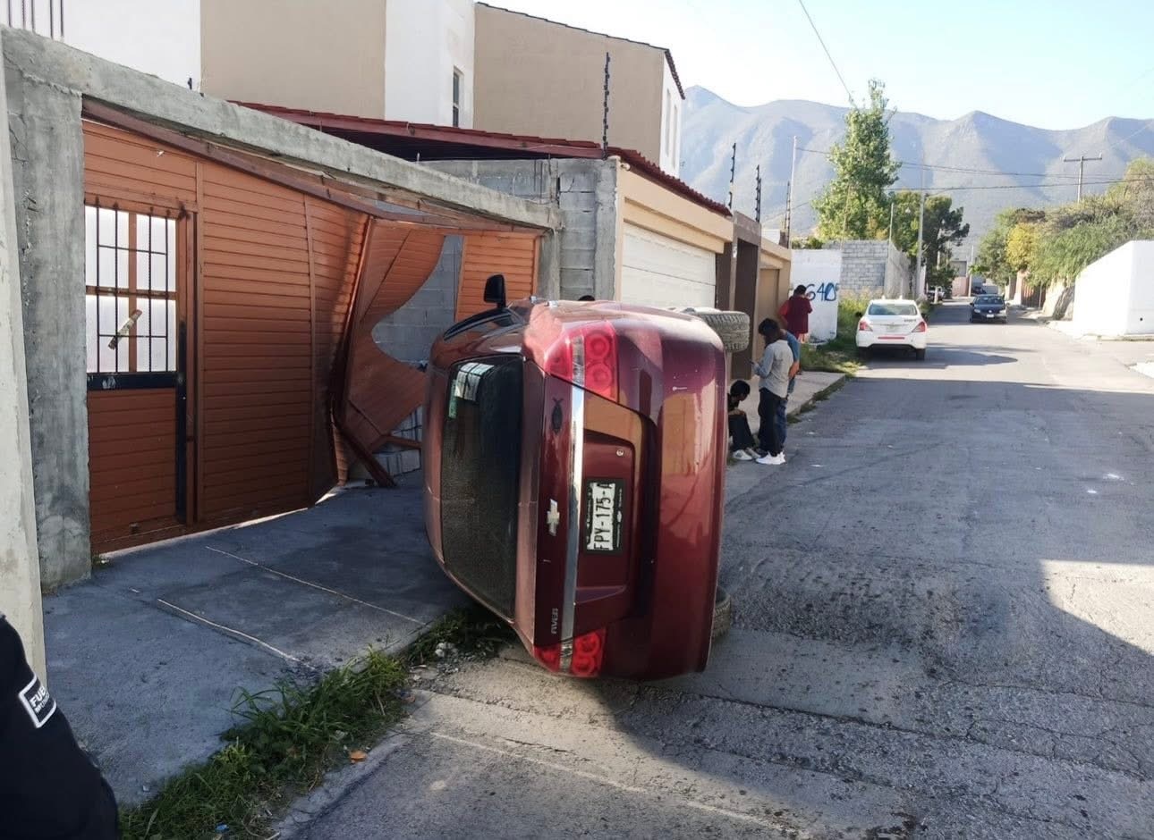Aparatosa volcadura en Lomas de Lourdes deja solo daños materiales