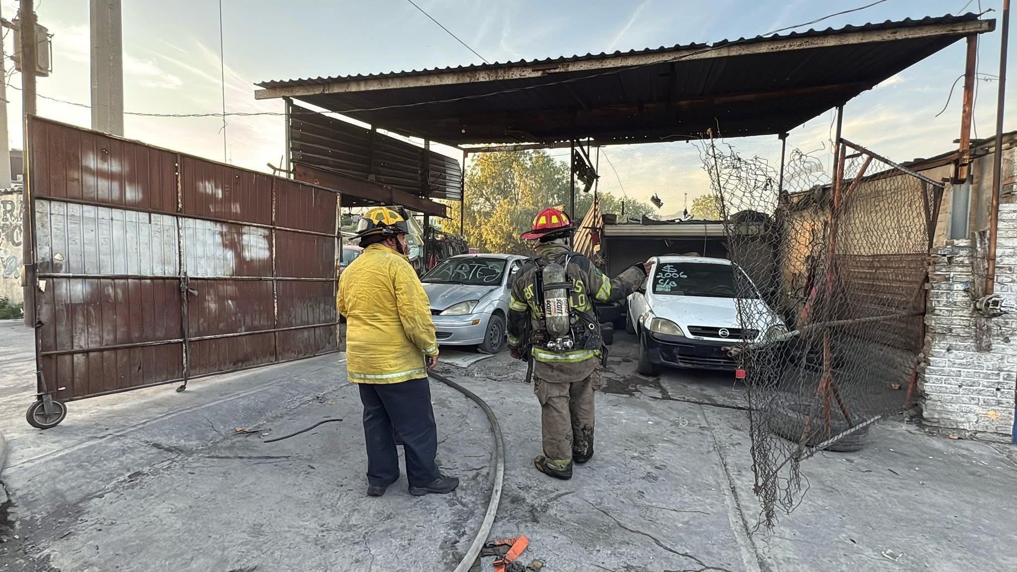 Intenso incendio en “deshuesadero” de Saltillo genera gran movilización de emergencia