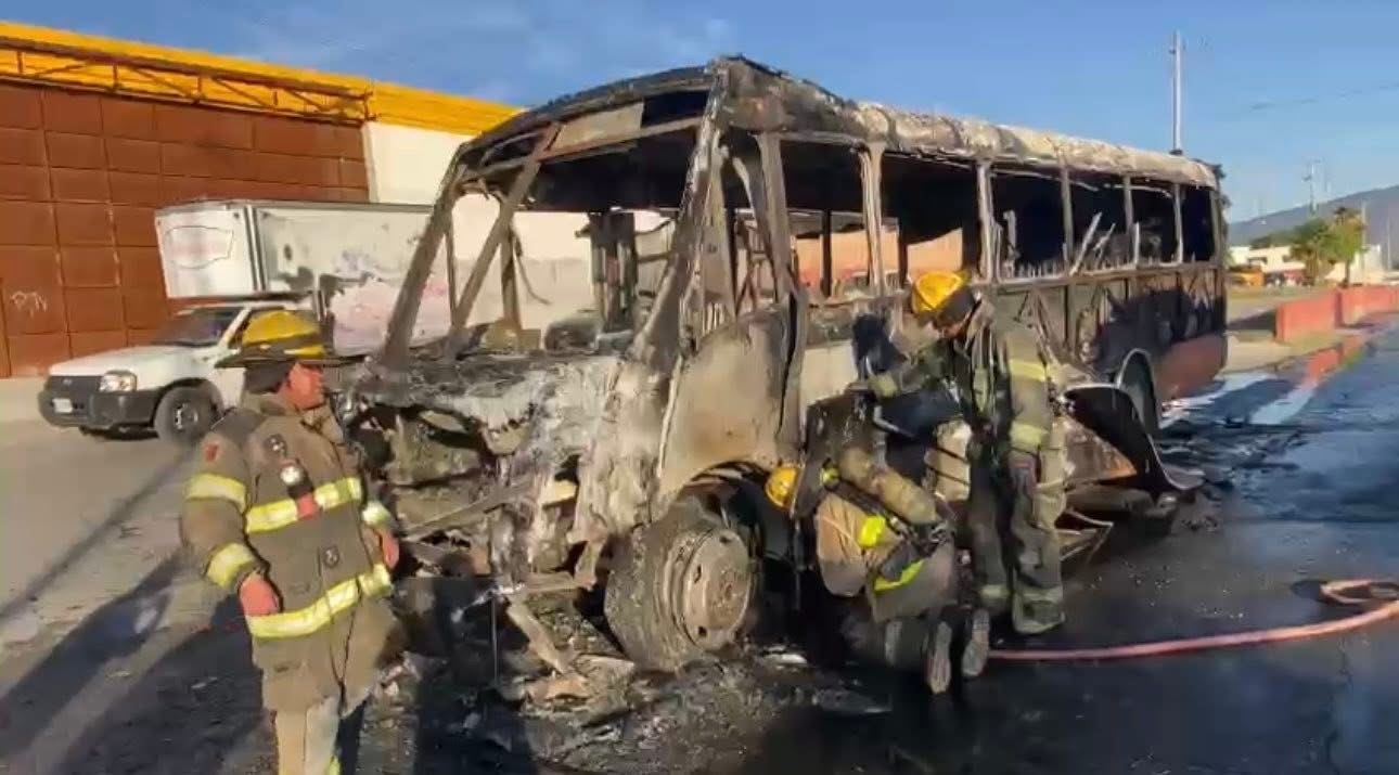Incendio reduce a cenizas un camión del transporte público en Saltillo