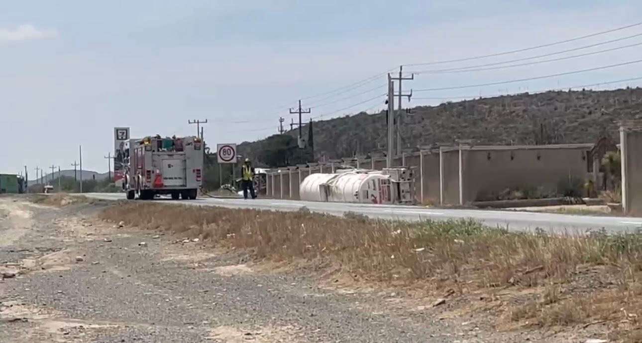 Volcadura de pipa de combustible provoca caos en la carretera Saltillo-Torreón