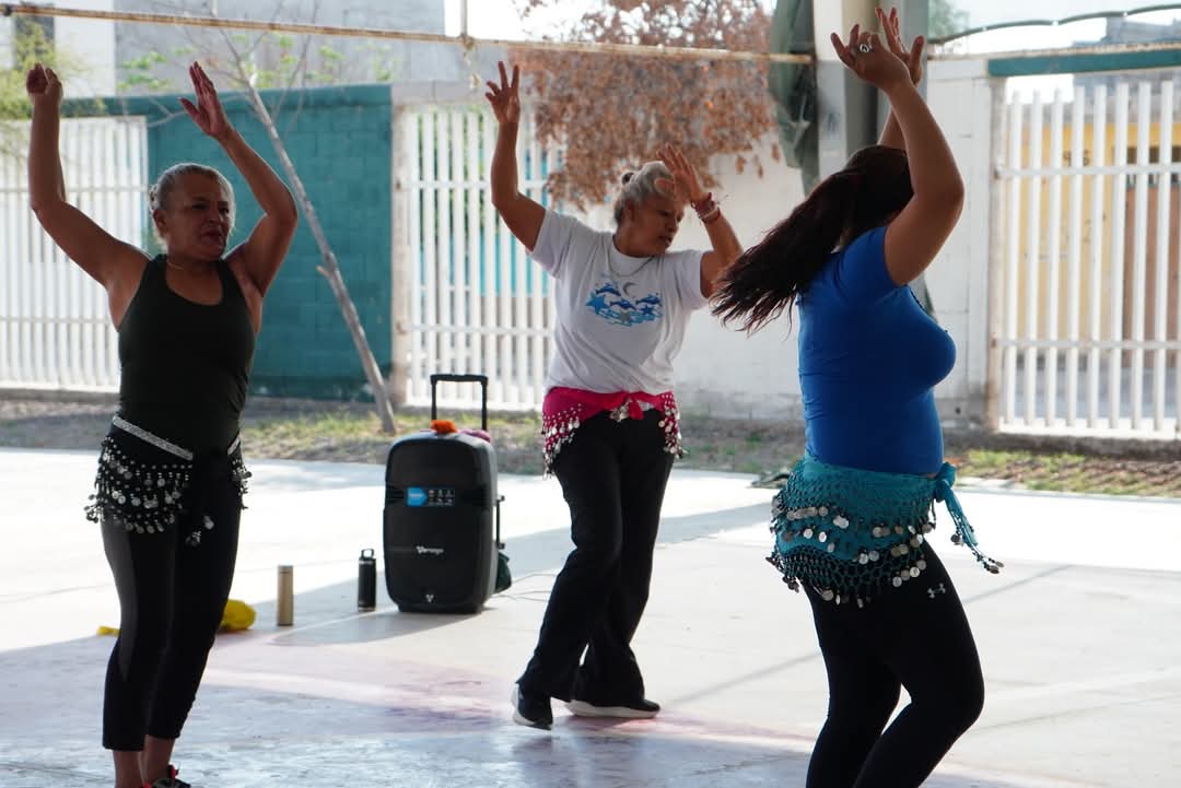 Promueven activación física con clases de zumba en Centro Comunitario La Perla