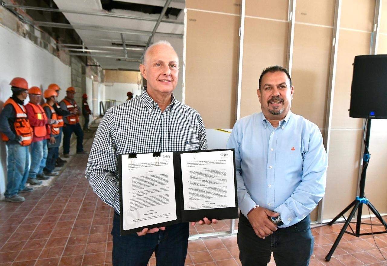 Román Alberto Cepeda González recibe las concesiones de TV Torreón Canal 28 y Radio Torreón