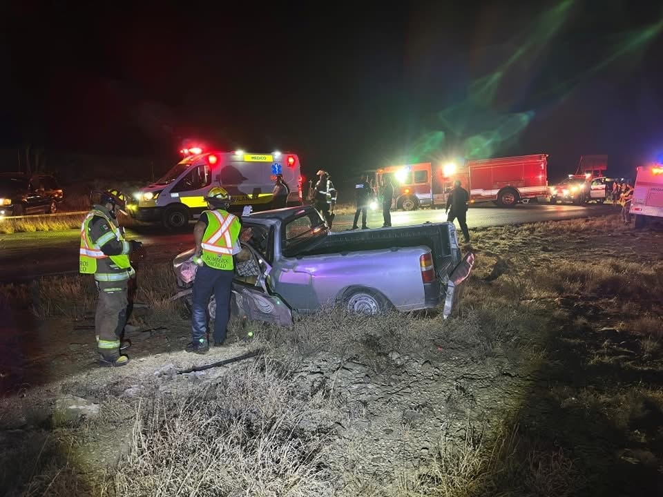 Un muerto y cinco heridos graves, entre ellos tres menores, tras choque frontal en carretera a Torreón