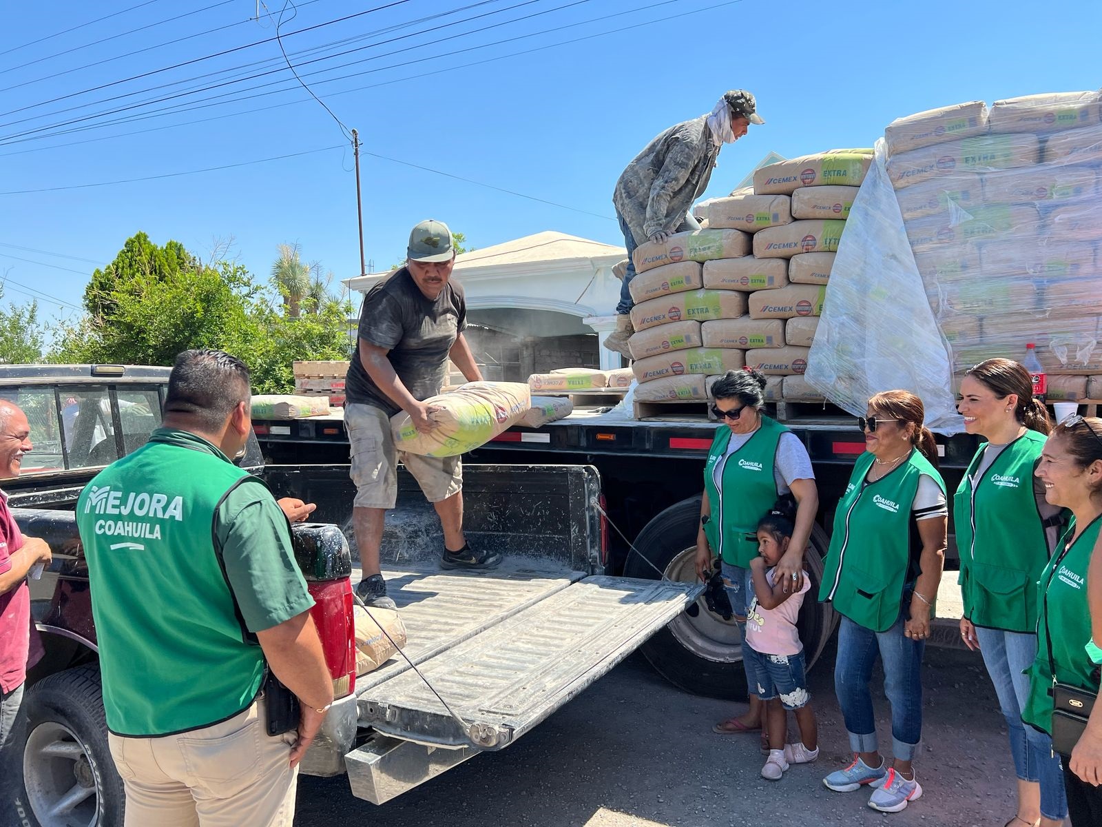 Entregan cemento a bajo costo en Nuevo Barroterán, Sabinas