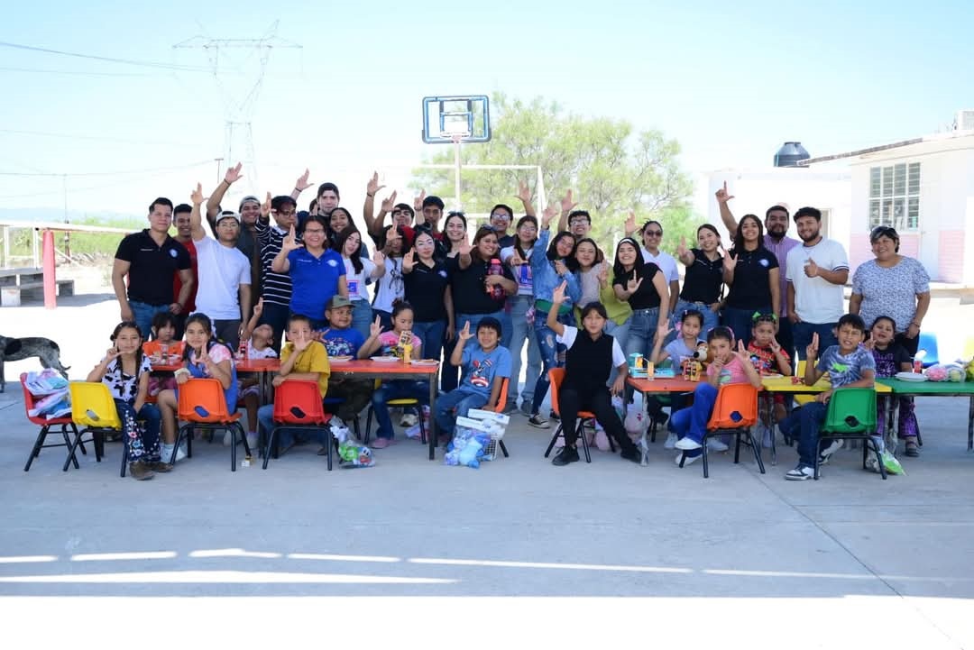 LLEVA UAC REGALOS A NIÑOS POR SU DÍA
