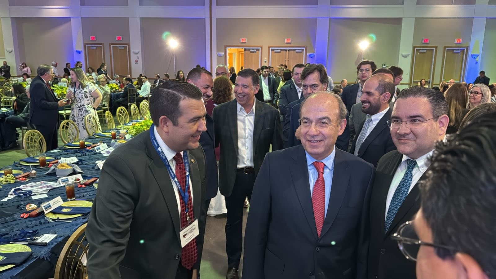 El expresidente Felipe Calderón llega a Eagle Pass para la Cumbre Comercial 2025
