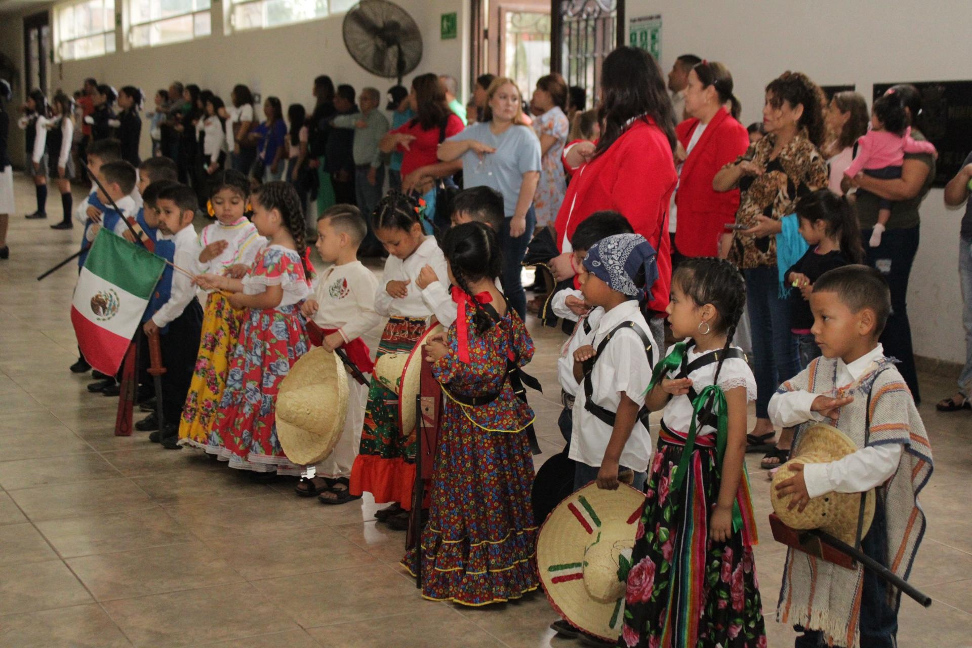 Múzquiz conmemora el 5 de mayo con emotiva parada cívica
