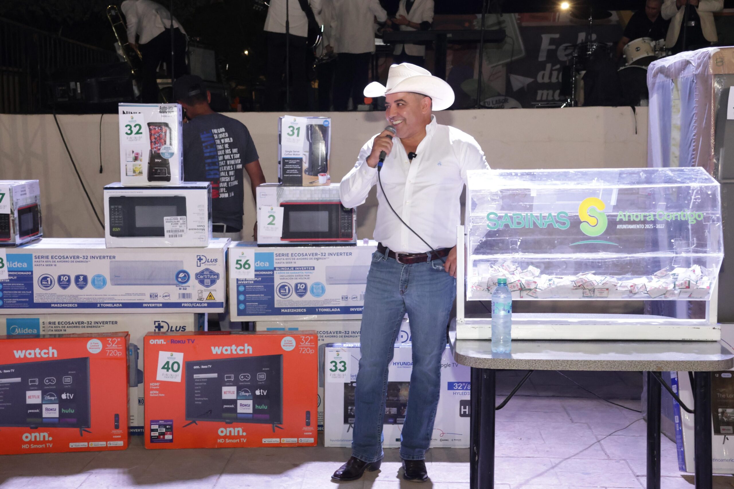Festeja Chano Díaz a Maestros en su Día