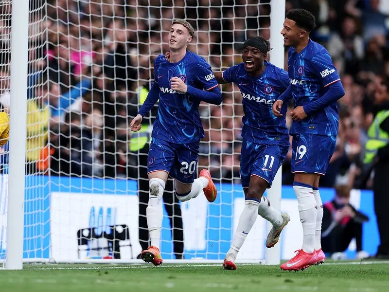 Chelsea aprovecha la relajación de un Liverpool ya coronado campeón