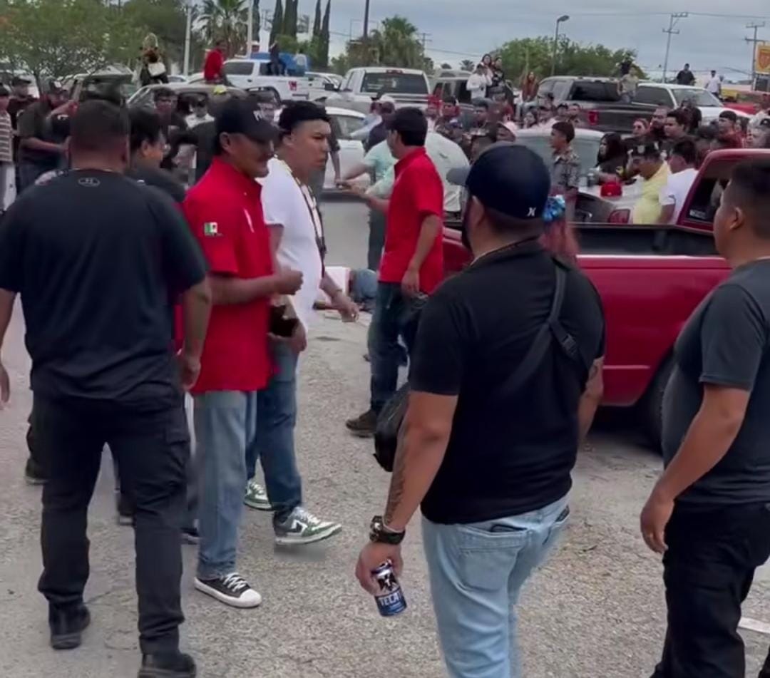 Termina en trifulca exhibición de autos clásicos; un lesionado hospitalizado