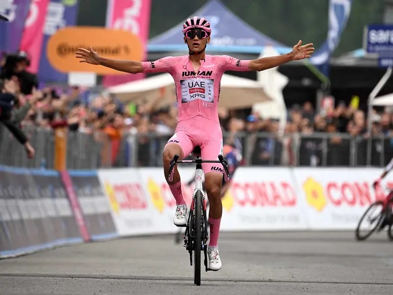 ¡Orgullo mexicano! Isaac del Toro gana la etapa 17 del Giro de Italia y amplía su liderato
