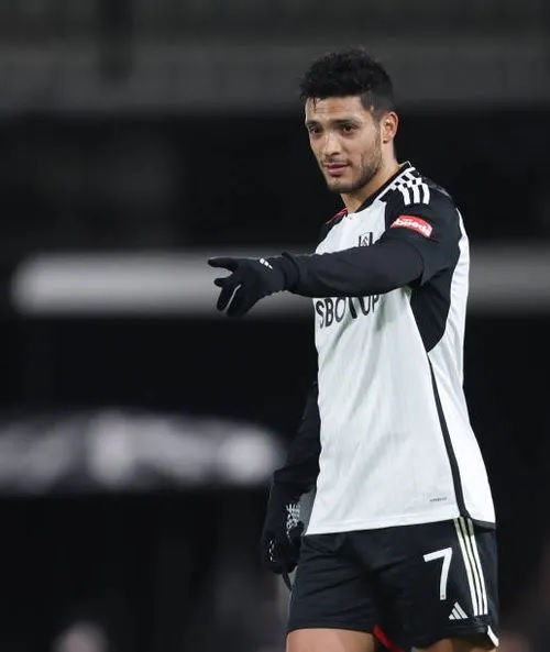 Raúl Jiménez cierra la Premier League 2025 superando a Chicharito y renueva con Fulham