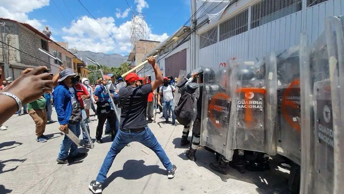Maestros de la CETEG intentan irrumpir en el INE; enfrentamiento deja heridos en Chilpancingo