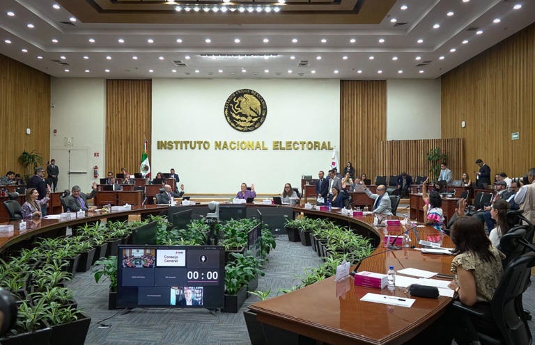 Batea INE al senado y mantiene candidaturas
