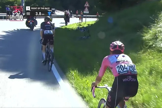 Acechan la Maglia Rosa de Isaac del Toro: El ‘Torito’ Resiste el Ataque en los Dolomitas