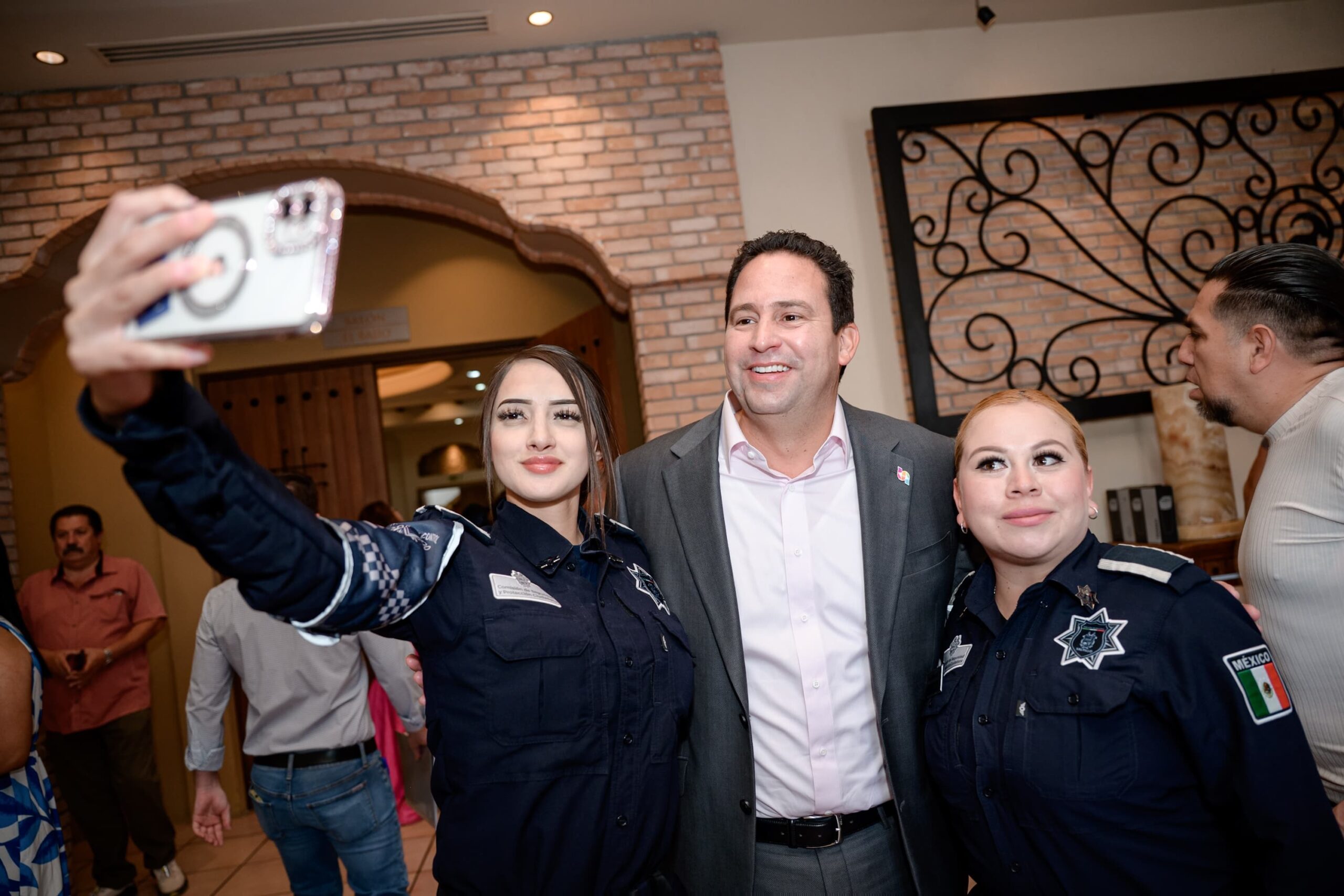 Reconoce Javier Díaz el trabajo de las mamás policías de Saltillo