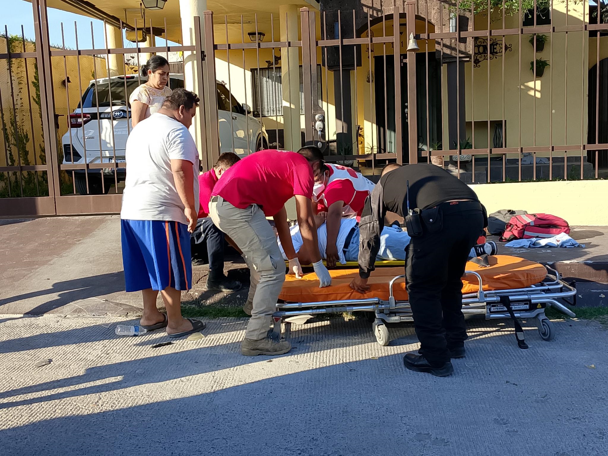 Estudiantes terminan lesionados tras impacto contra vehículo