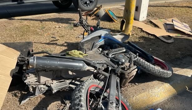 Despistado automovilista arrolla a motociclista en Nueva Rosita