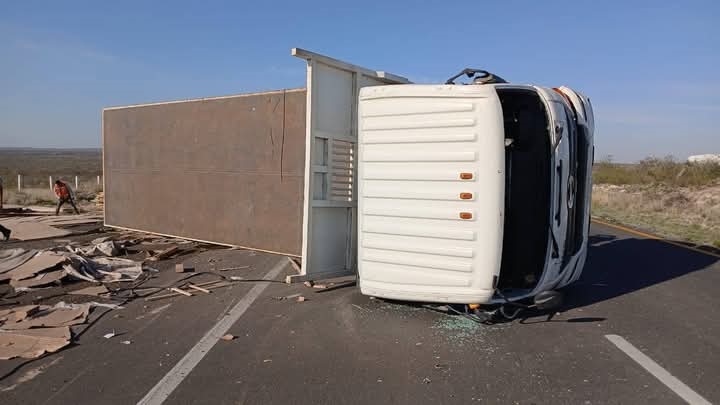 Regio volcó en la autopista Premier