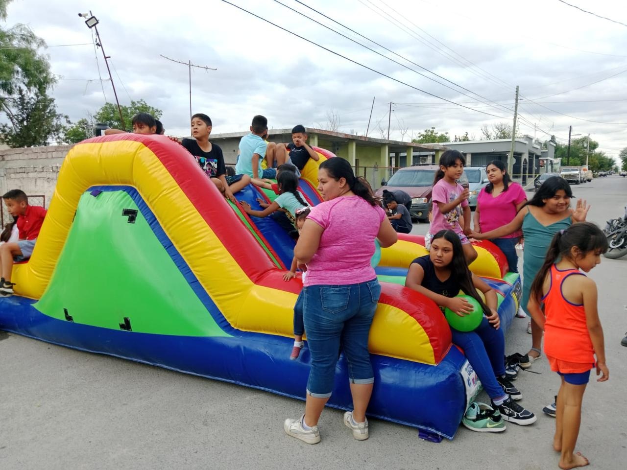 Familia Aguiñaga cumplió a los niños en su día con mega fiesta