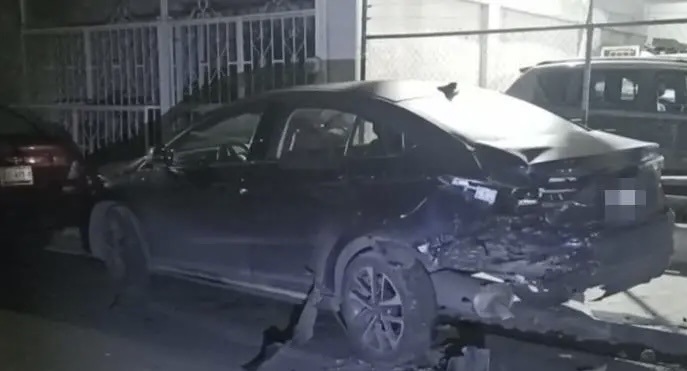 Conductor ebrio huye tras choque, pero es detenido con ayuda de un taxista