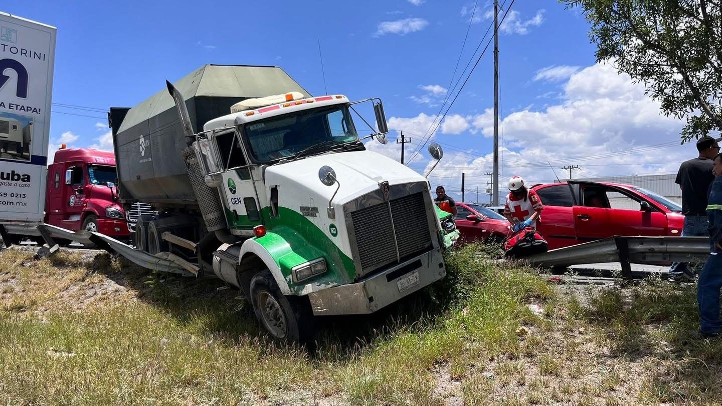 Camión sin frenos provoca choque múltiple en el periférico de Saltillo