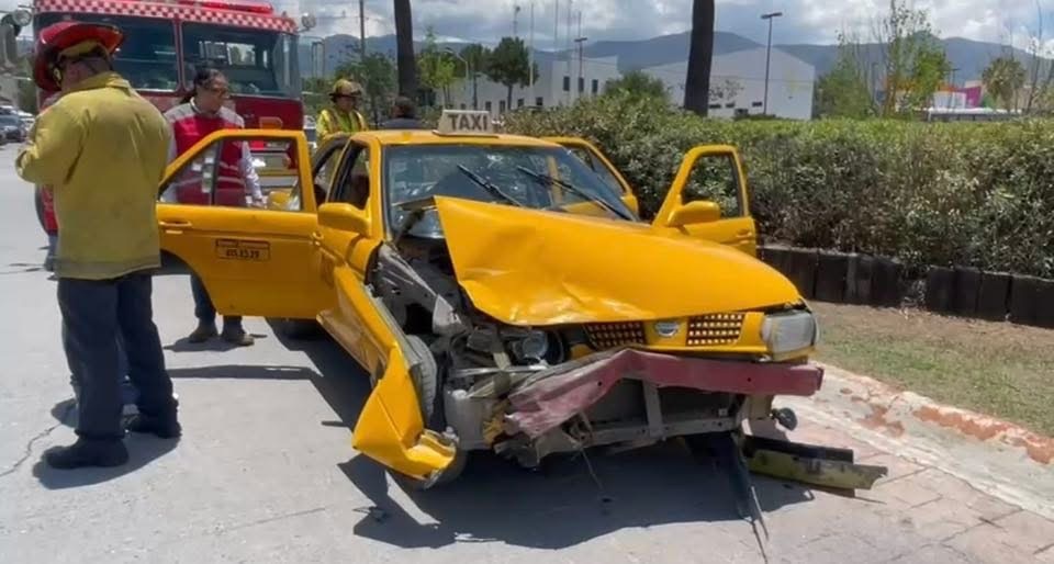 Choque entre dos taxis deja cuantiosos daños materiales en Saltillo