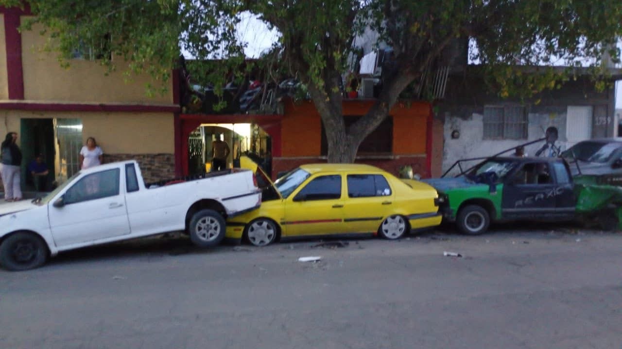 Choque múltiple en Saltillo provocado por unidad de transporte de personal; el conductor huye del lugar