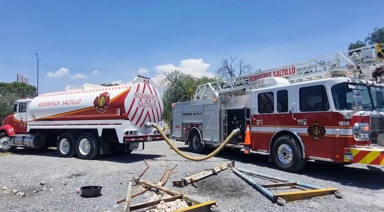 Incendio en terreno baldío moviliza a bomberos y pone en riesgo a animales en Saltillo