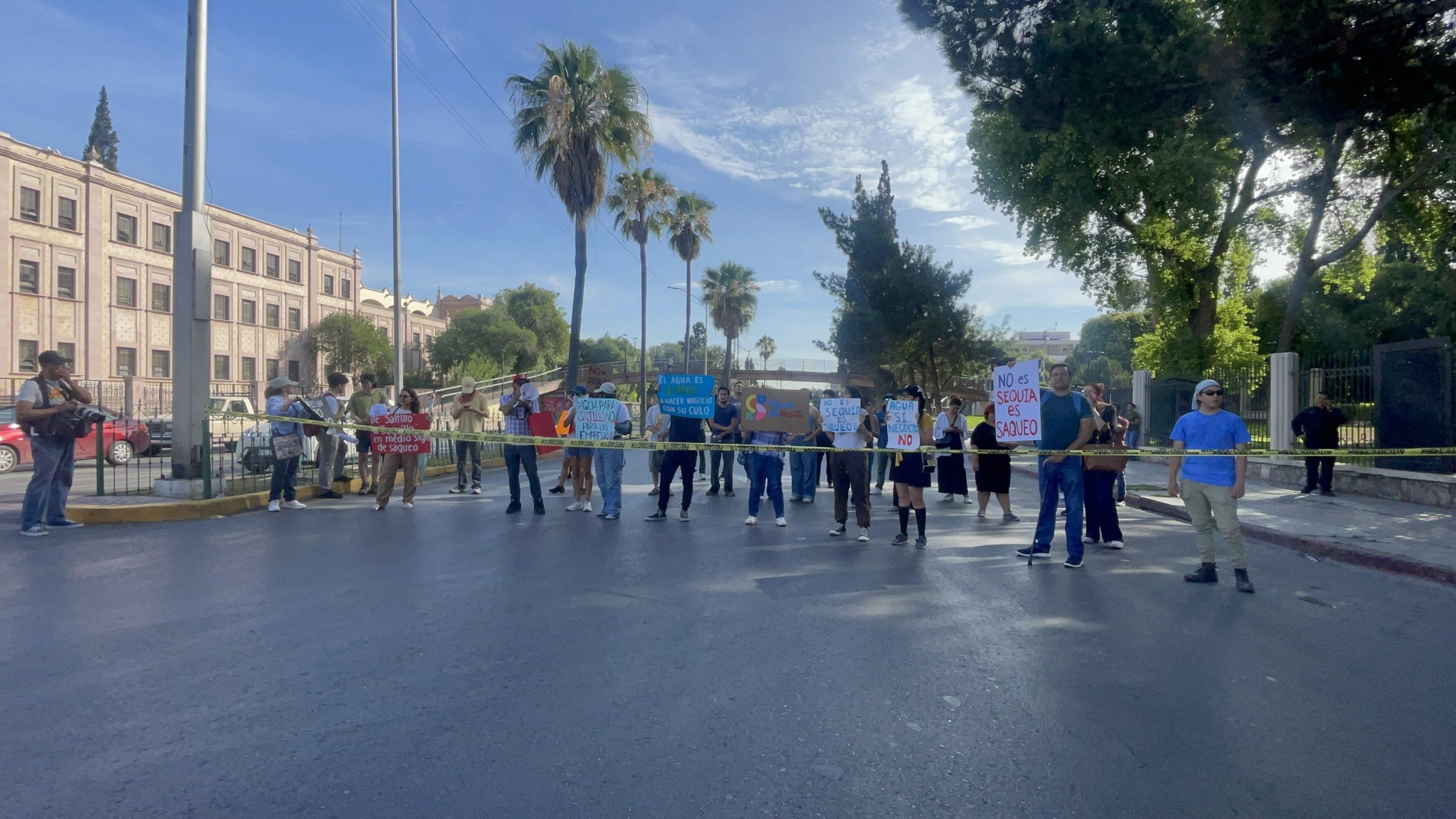 Estudiantes realizan protesta por el agua en Saltillo; bloquean carril de importante vialidad
