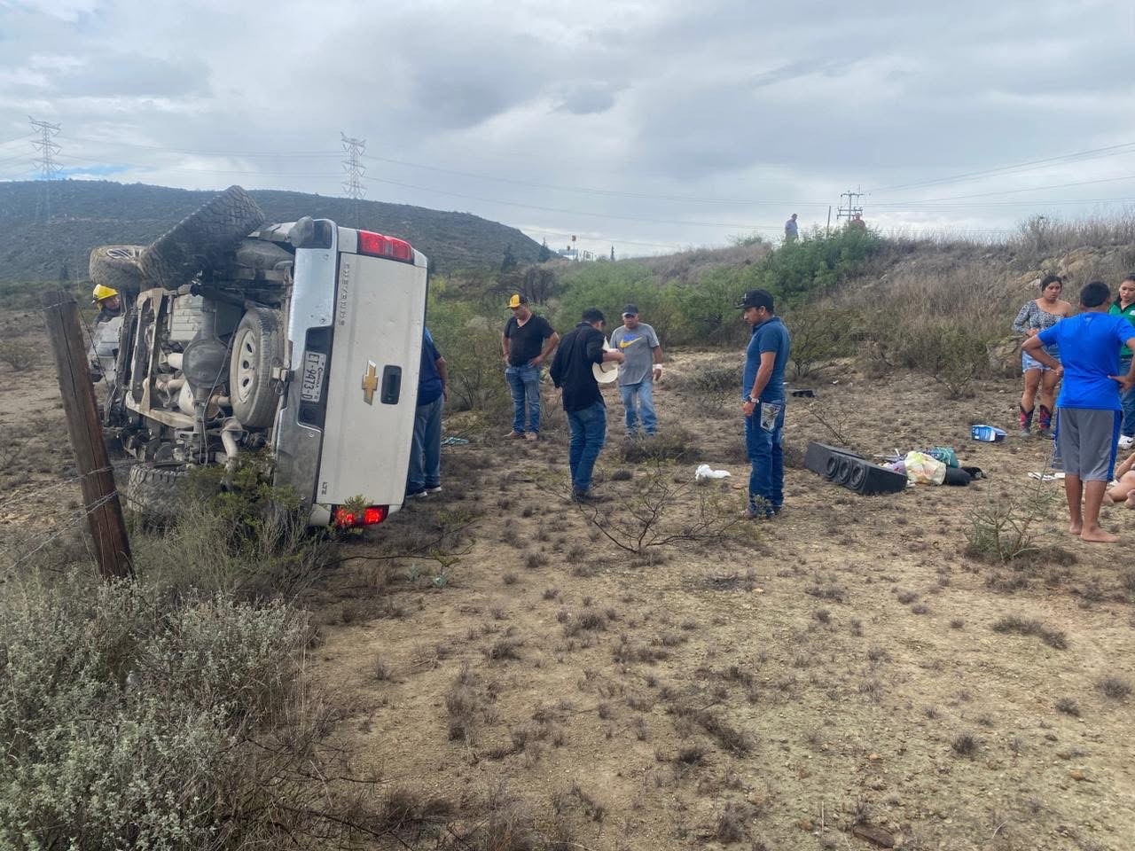 Derrapa en curva y vuelca camioneta en la antigua carretera a Monclova