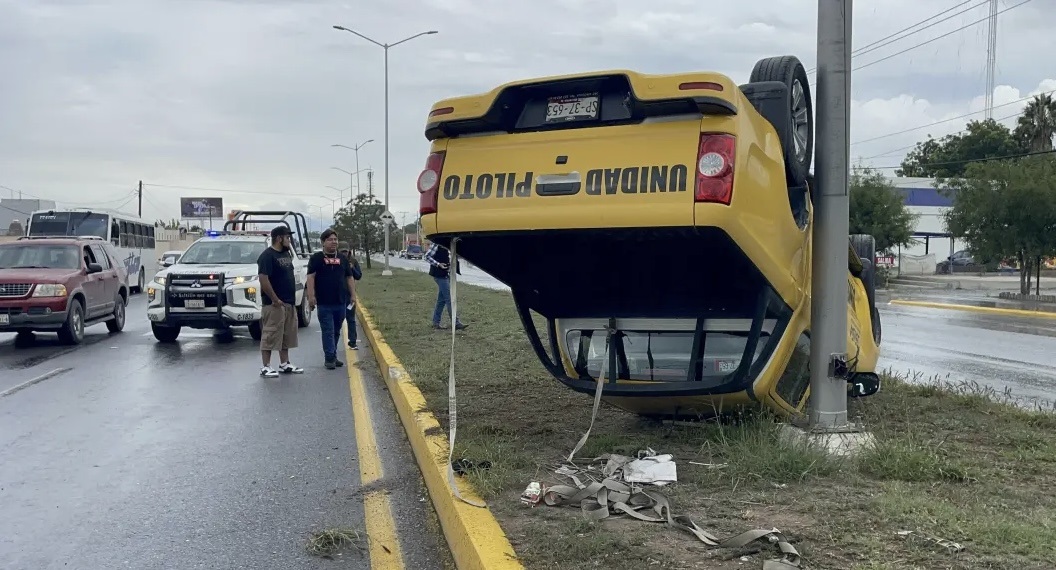 Exceso de velocidad y pavimento mojado provocan volcadura en el sur de Saltillo