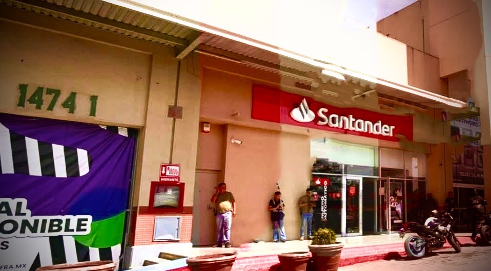 Cliente es asaltado tras retirar dinero en sucursal bancaria de Saltillo
