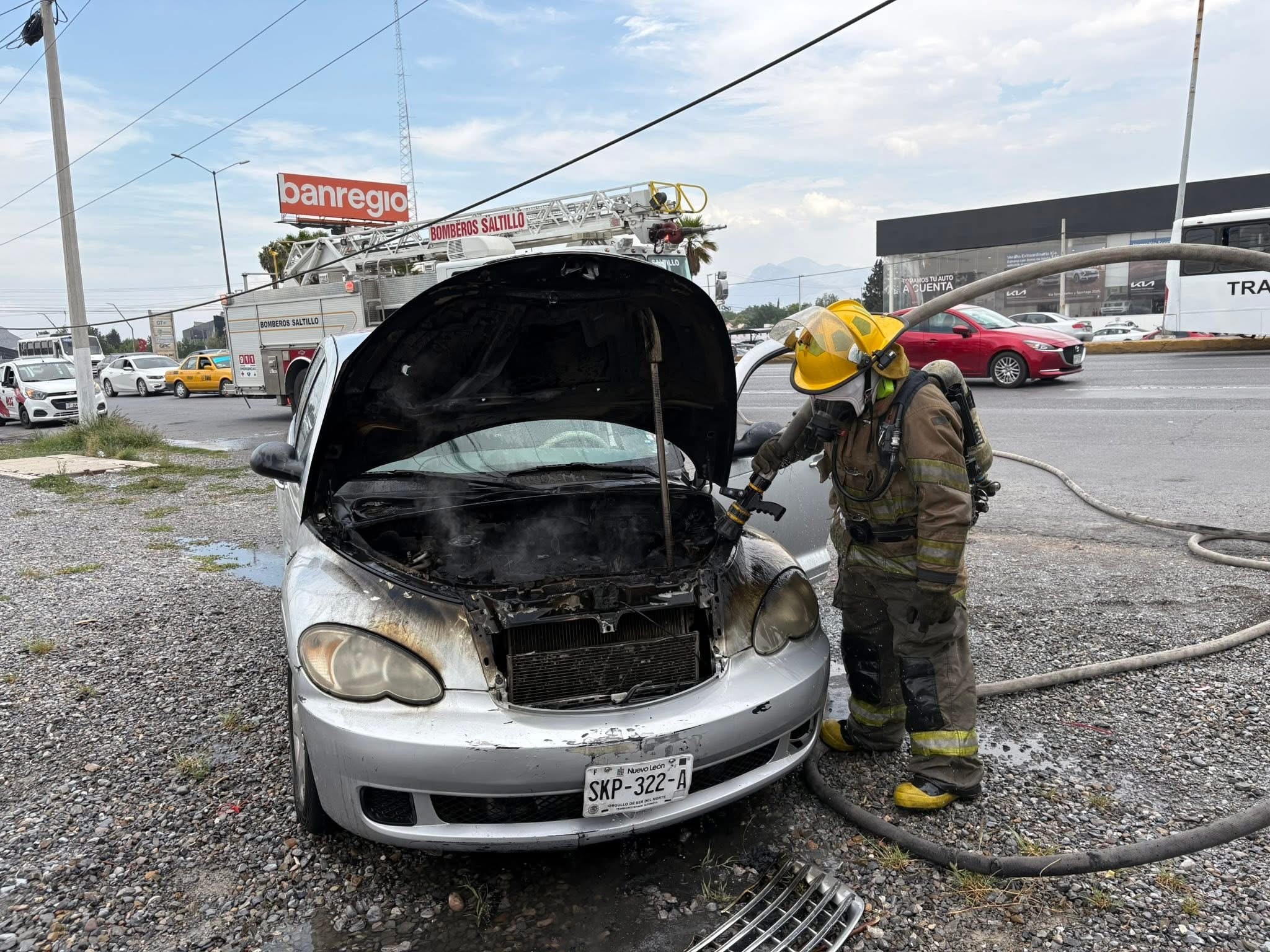 Conductora se salva de incendio vehicular en Saltillo