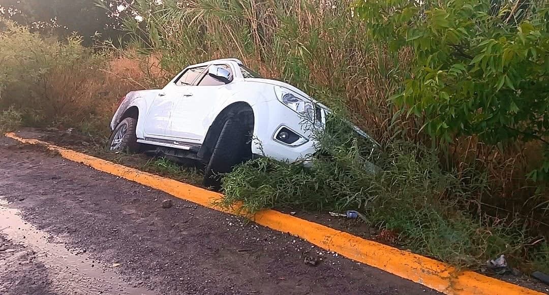 Conductor en presunto estado de ebriedad cae a una acequia en Parras de la Fuente