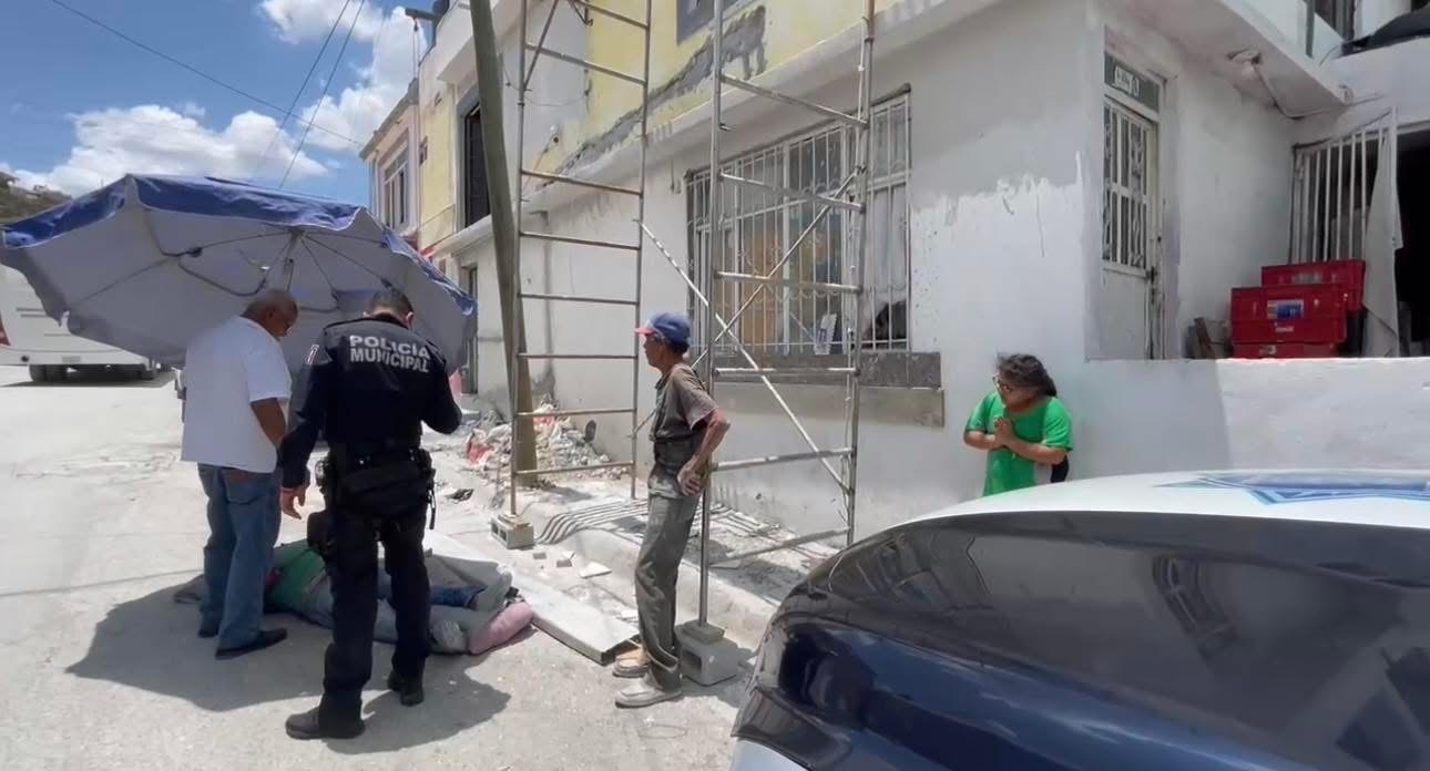 Albañil cae de andamio y sufre múltiples fracturas