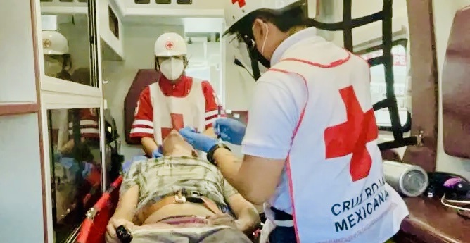 Motociclista derrapa al oriente de Saltillo al intentar evitar un camión