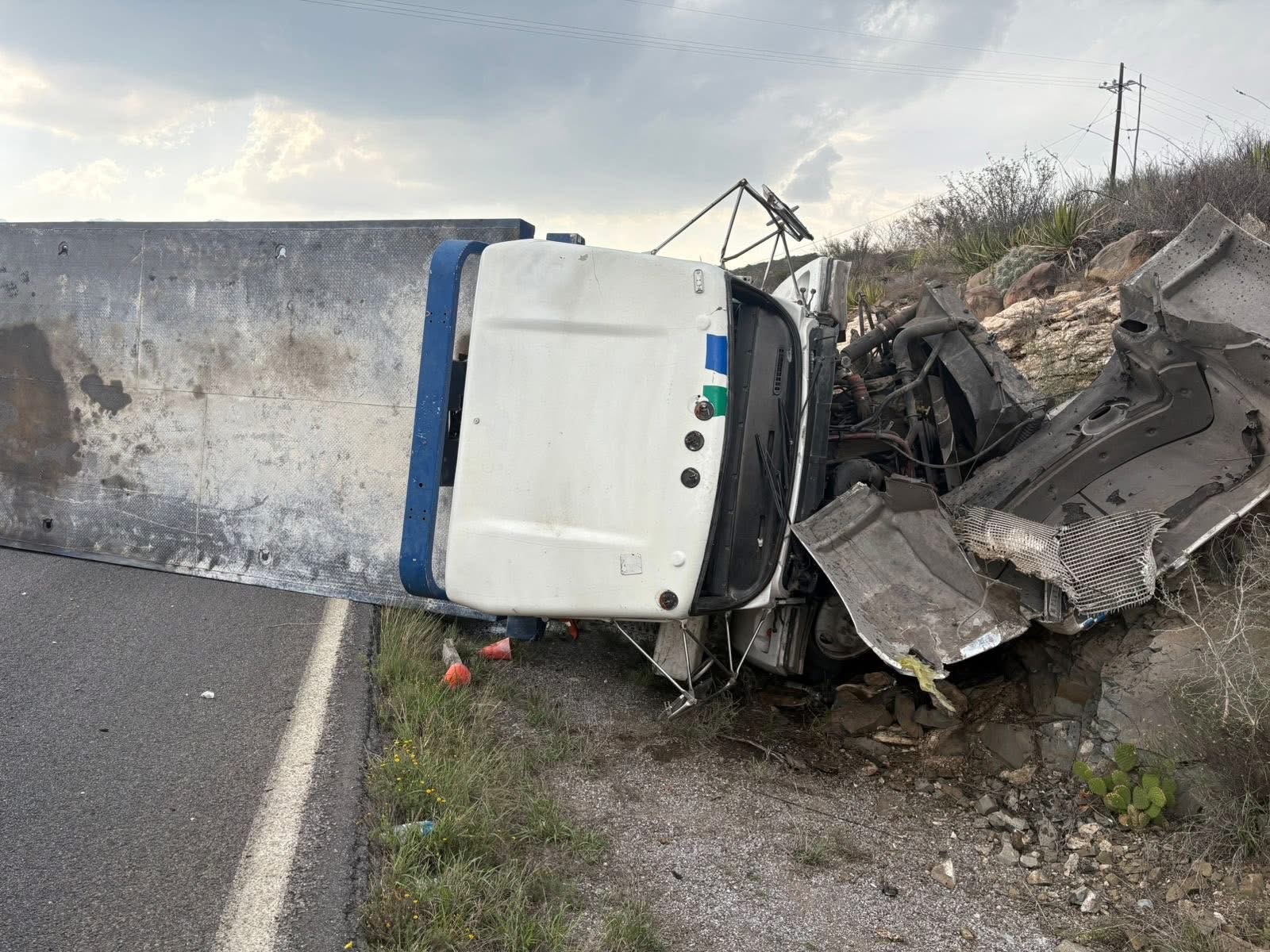 Vuelca Grúa de Plataforma en Carretera Monclova