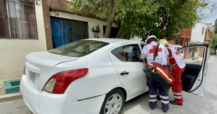 Hombre de 33 años queda atrapado dentro de su vehículo tras ser embestido