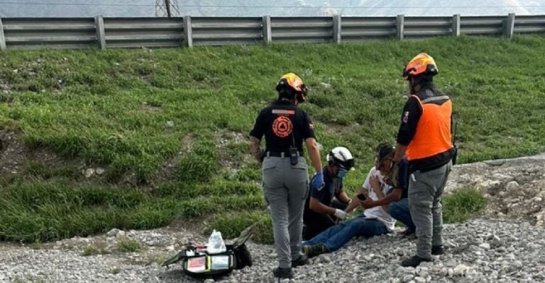 Fatal volcadura en carretera Monterrey-Saltillo deja un muerto y un lesionado grave
Por Gerardo Rico