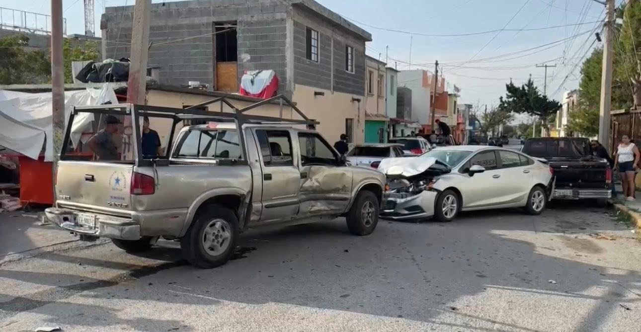Accidente en la colonia Rubén Jaramillo deja varios vehículos dañados, sin lesionados