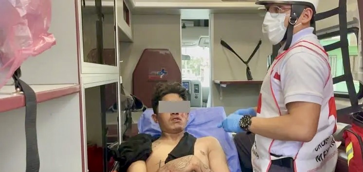 Jóvenes involucrados en accidente vial en colonia Zaragoza; uno trasladado al hospital