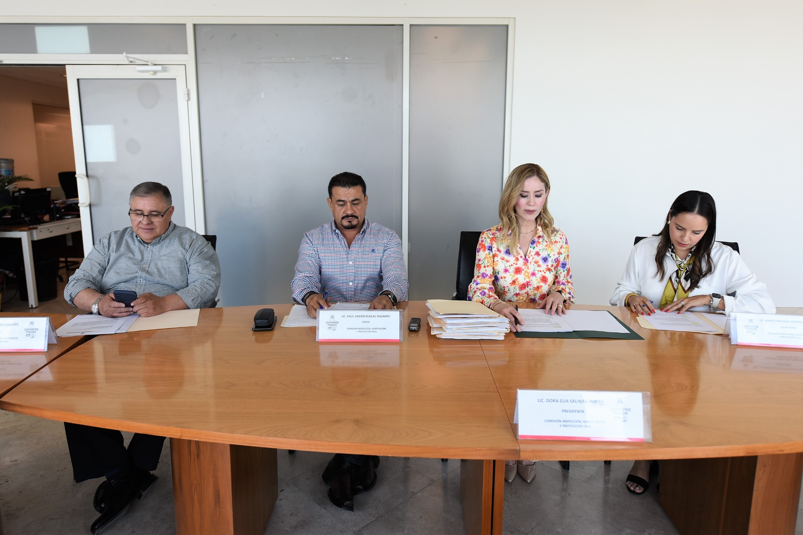 Aprueban cambio de domicilio, denominación y giro a 10 establecimientos con venta de alcohol