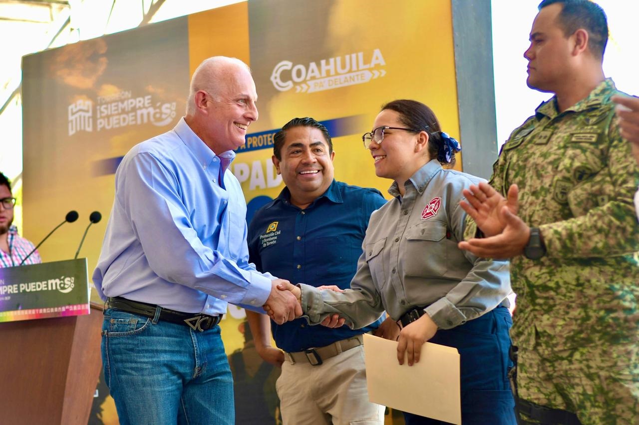 Román Alberto Cepeda González entrega unidades y equipo a la Dirección de Protección civil y Bomberos de Torreón; anuncia incremento salarial