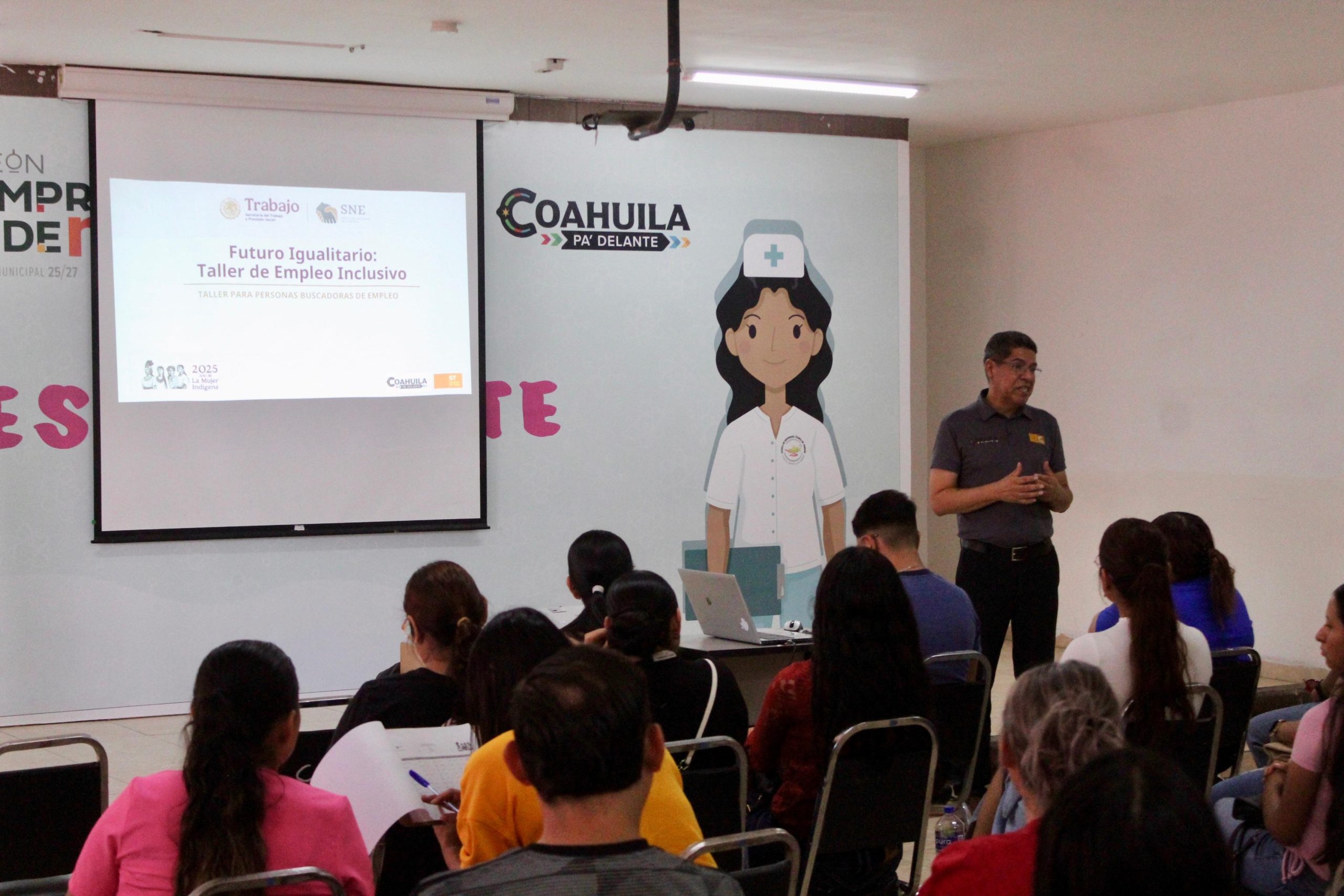 Llevan taller para buscadores de empleo usuarios del DIF Revolución